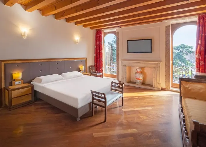 Centre And فيرونا